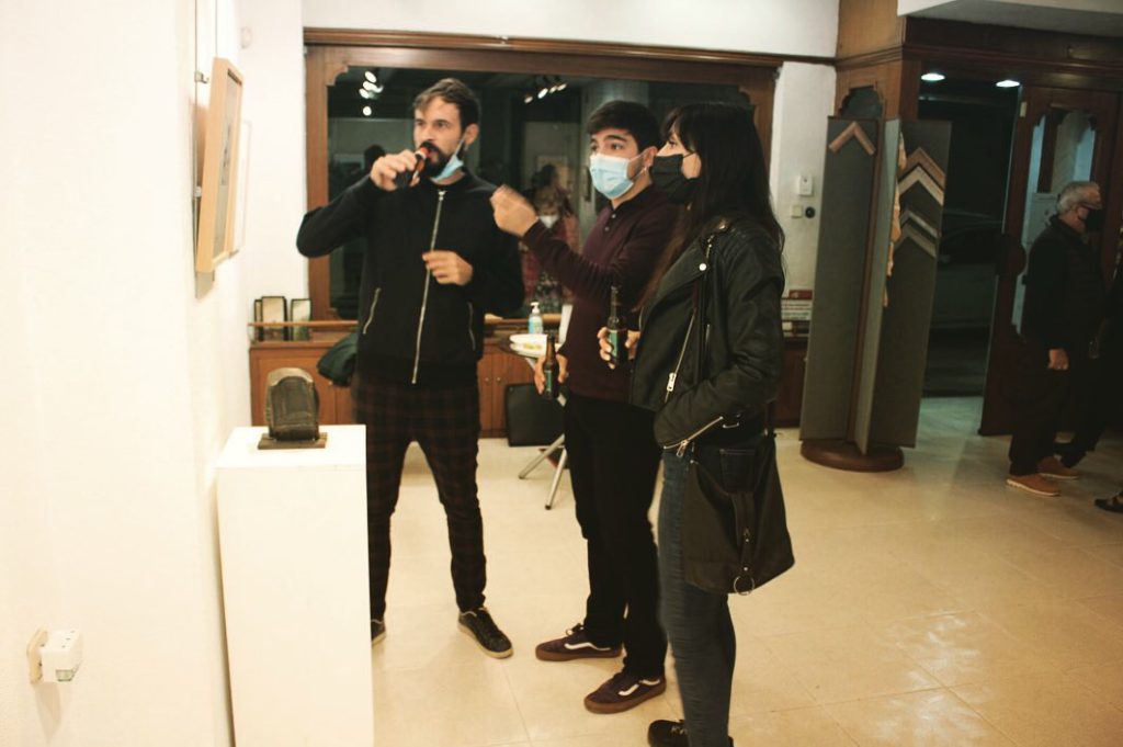 exposicion javier cruzado personas mirando obra