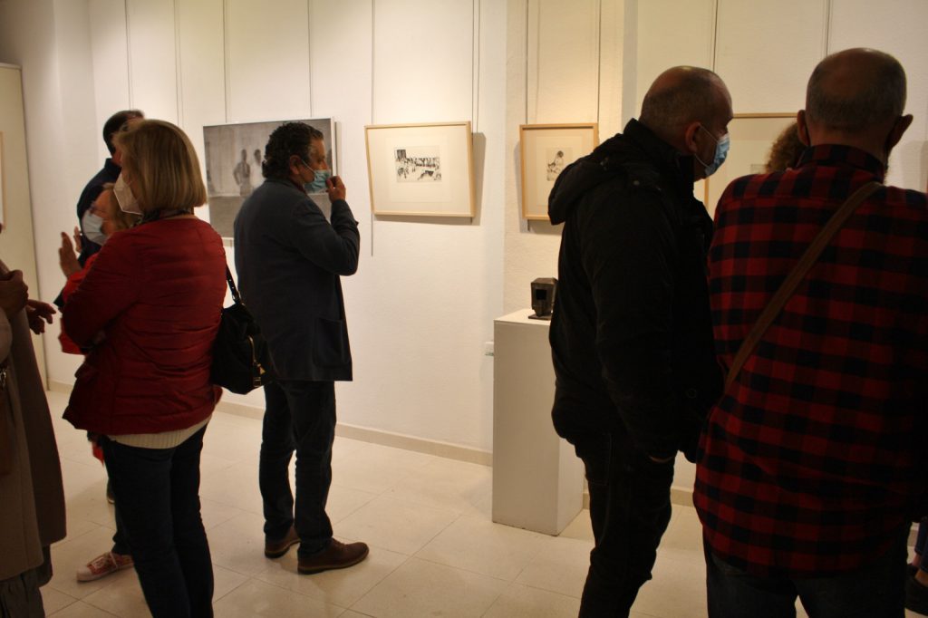 exposicion javier cruzado personas mirando obra