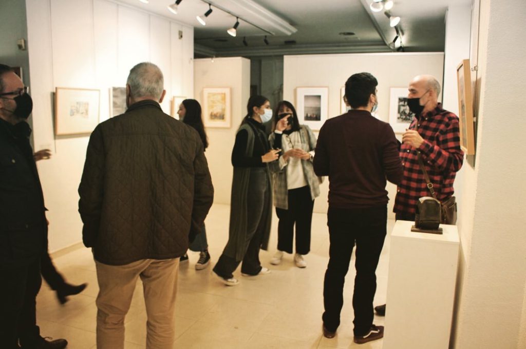 exposicion javier cruzado personas mirando obra