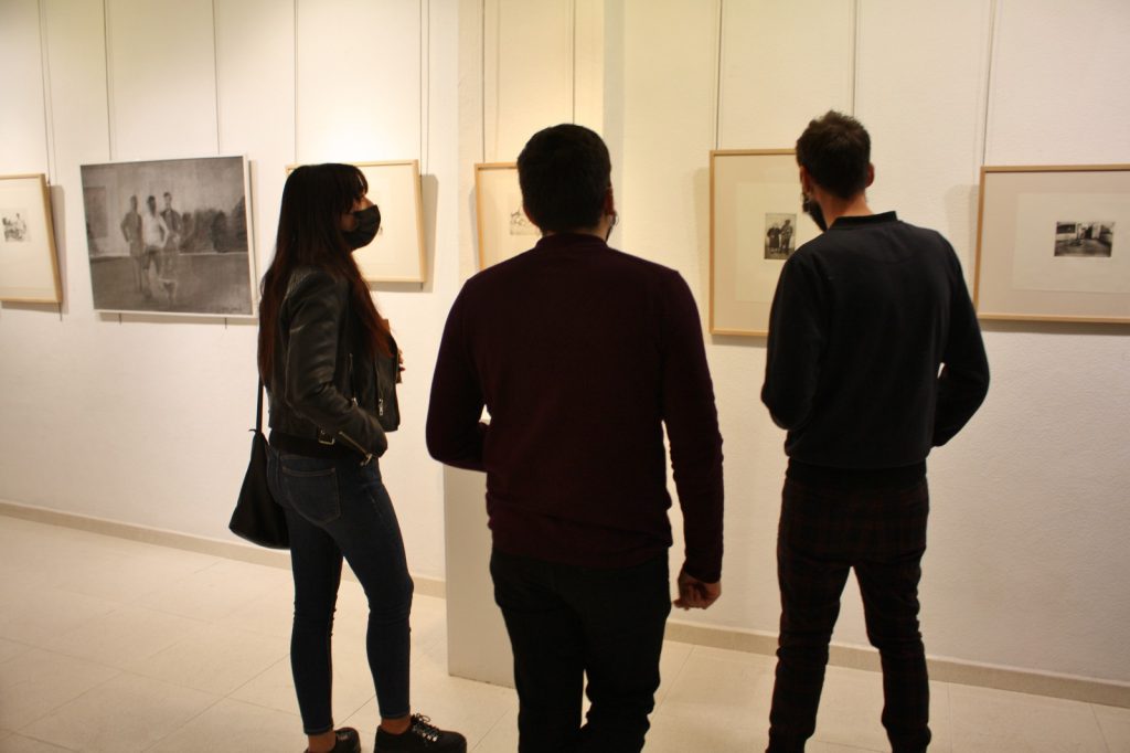 exposicion javier cruzado personas mirando obra