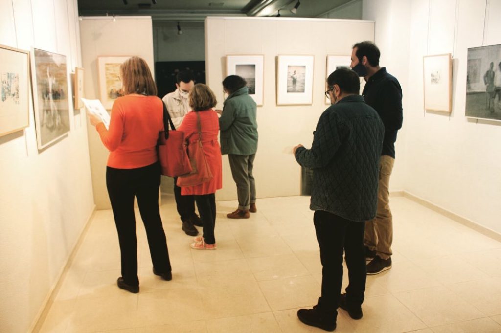 exposicion javier cruzado personas mirando obra