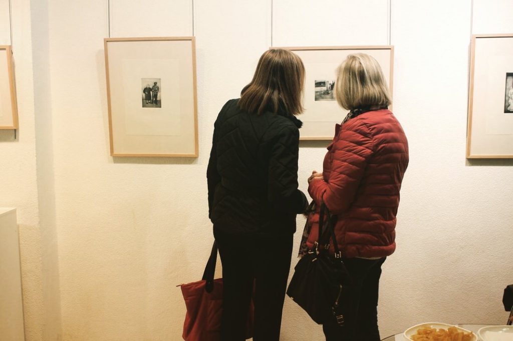 exposicion javier cruzado personas mirando obra