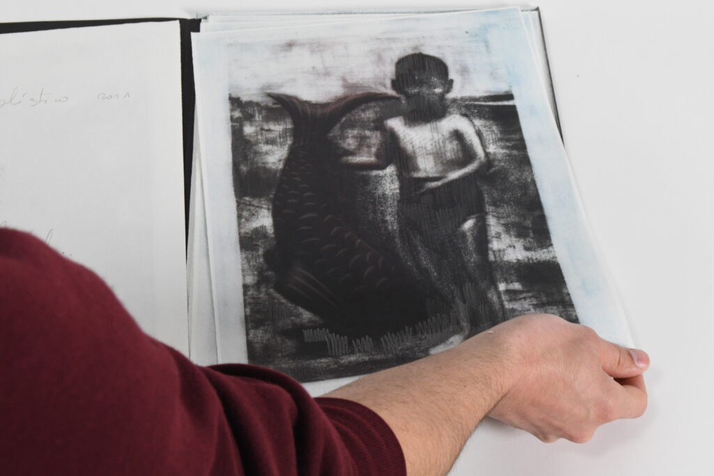 detalle obra peces de plástico