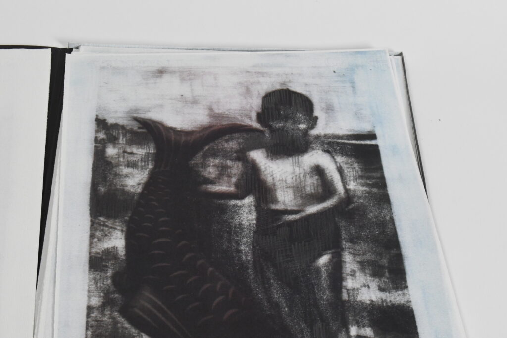 detalle obra peces de plástico